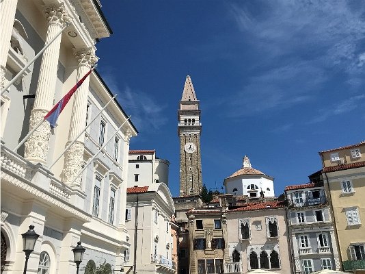 15. Pohled na kostel sv. Jiří zvonici i baptisterium z Tartiniho náměstí